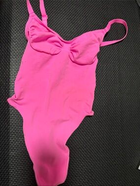 SKIMS Neon Pink seamless thong bodysuit nwot